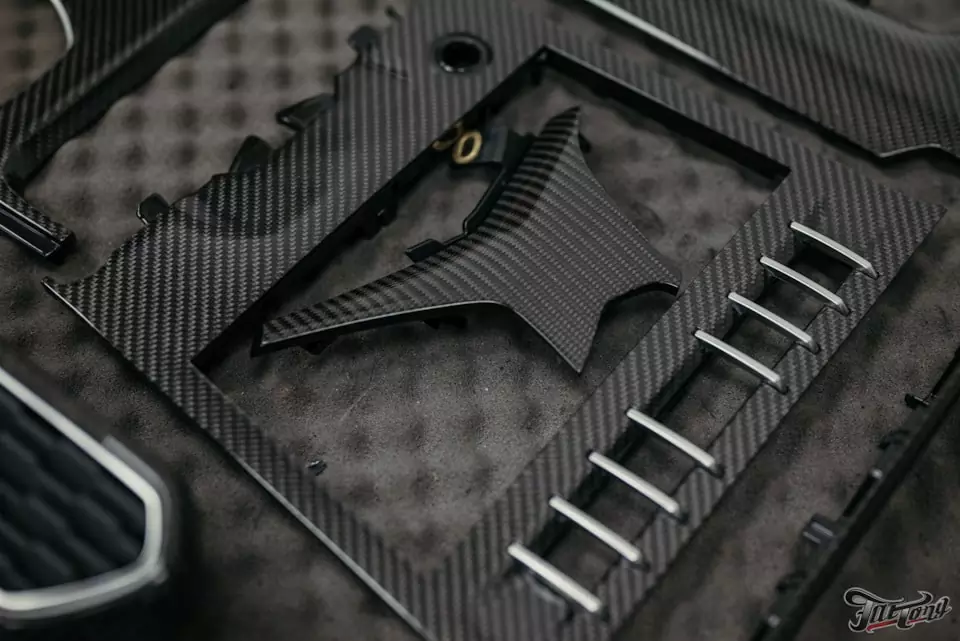 Lamborghini URUS. Ламинация карбоном деталей интерьера